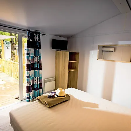 Camping Le Bois Fleuri Campsite 5*